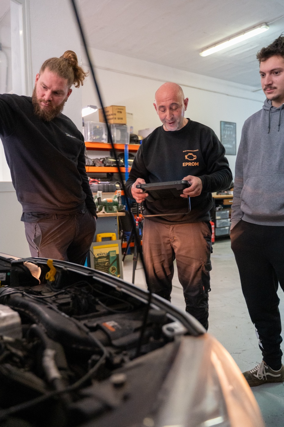 Mecánicos trabajando en Eprom